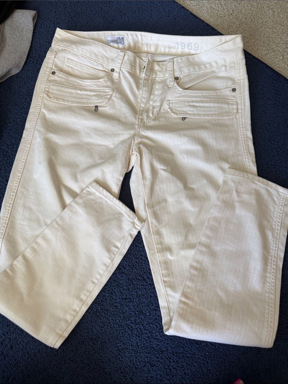 GAP White Slim Straight Jeans / never worn.  Great quality  28/6